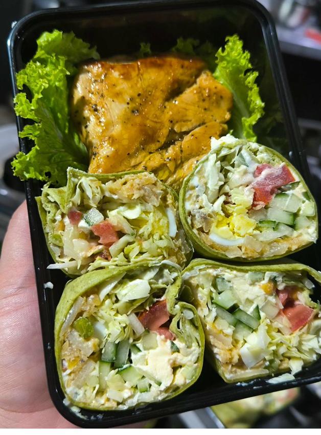 Green spinach wraps
